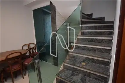 Escada de acesso ao 2º pavimento em granito