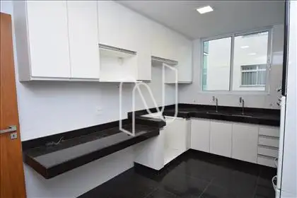 Cozinha ampla com armários