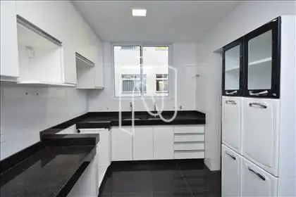 Cozinha ampla com armários