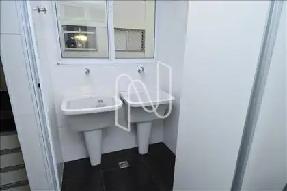 Área de serviço com armário