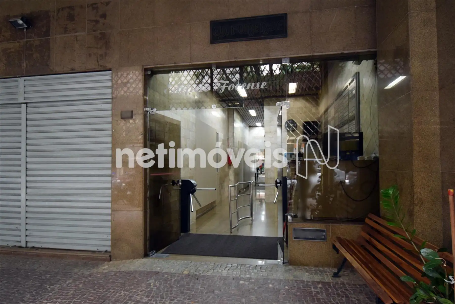 Prédio com fachada em granito