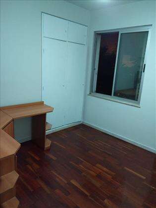 Quarto 04 com armários