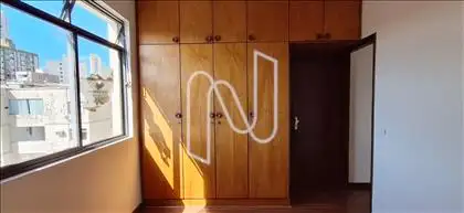   Quarto com armário