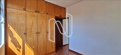   Quarto com armário