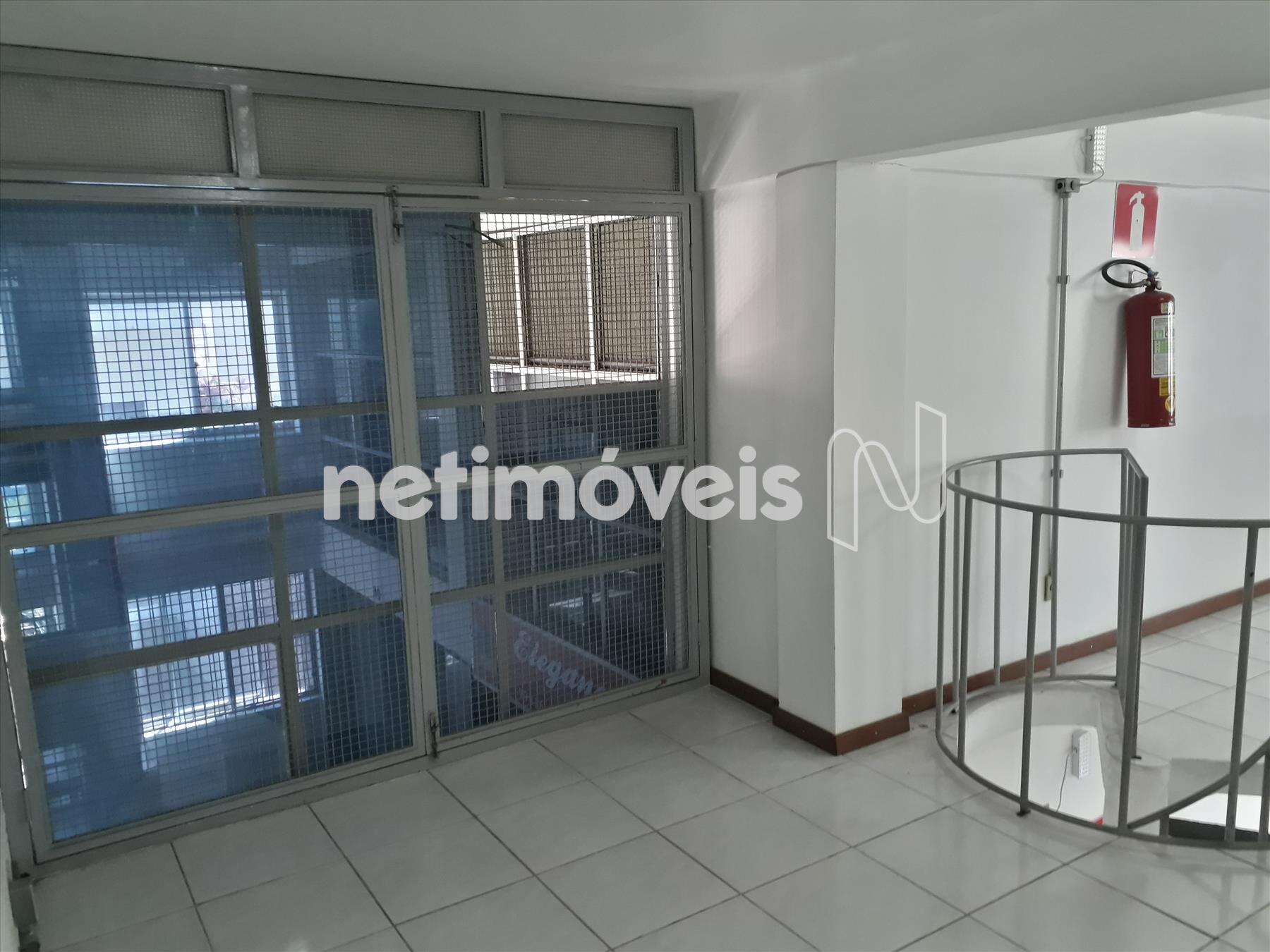 Sala arejada e bem iluminada. 2° piso