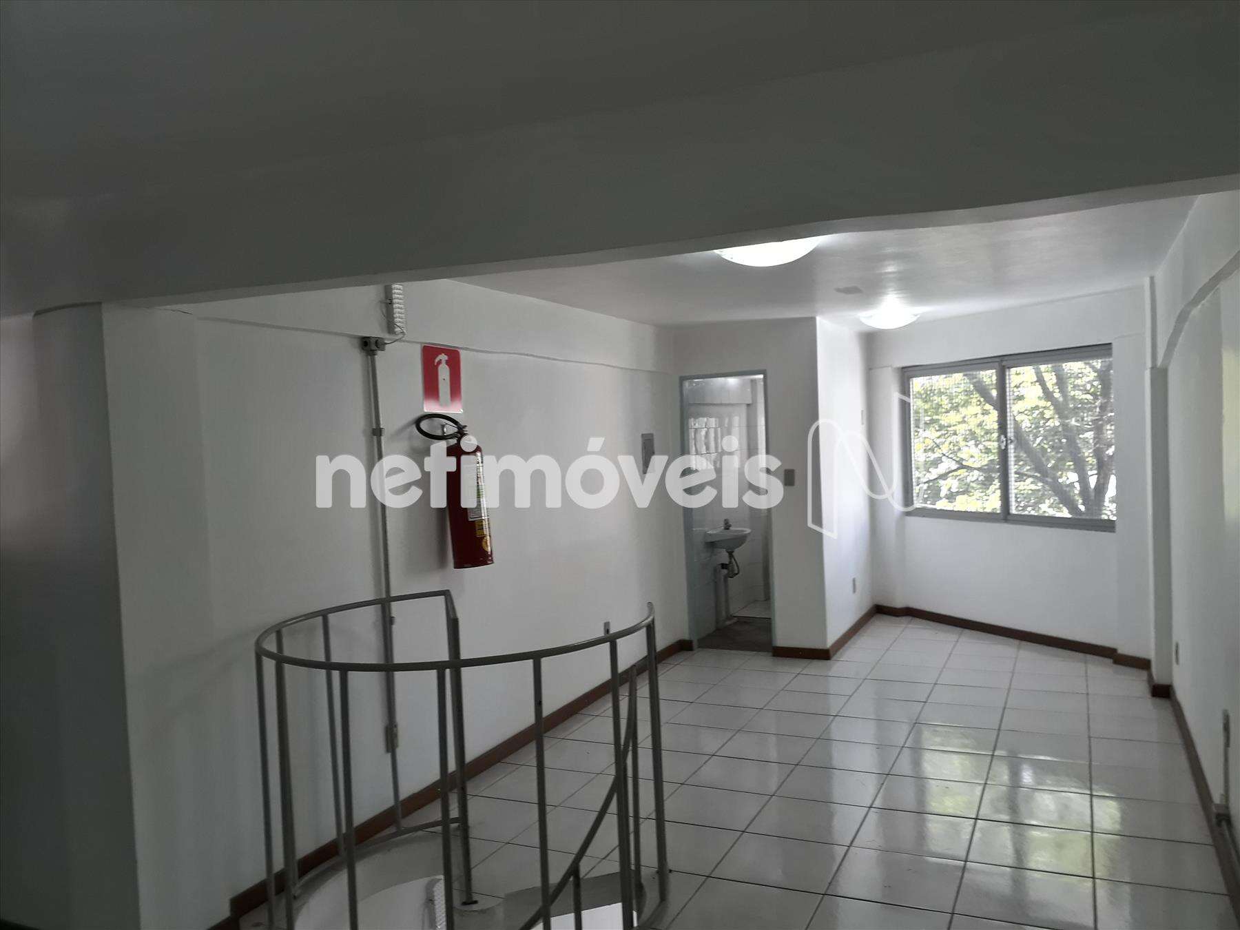 Sala arejada e bem iluminada. 2° piso