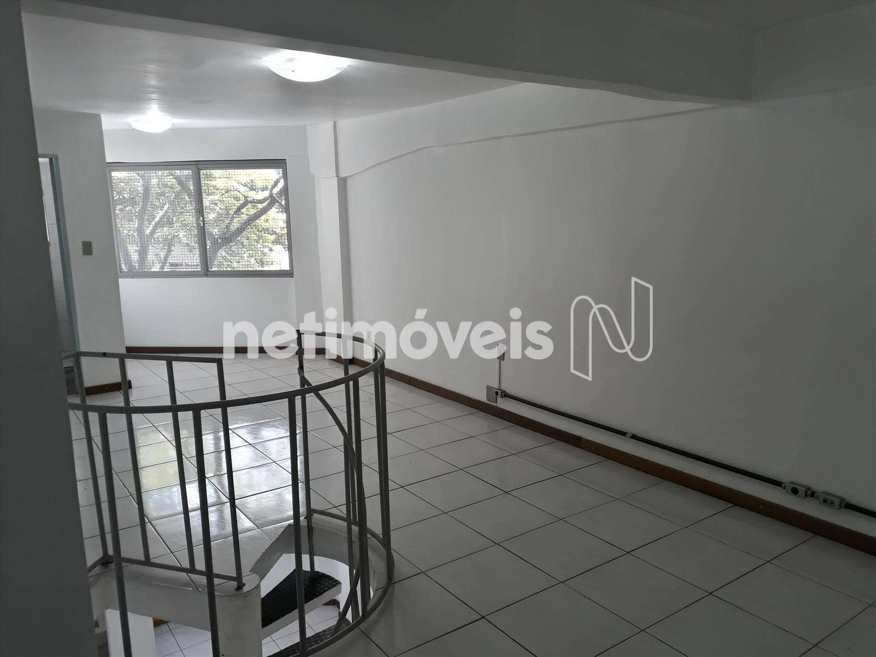 Sala arejada e bem iluminada. 2° piso