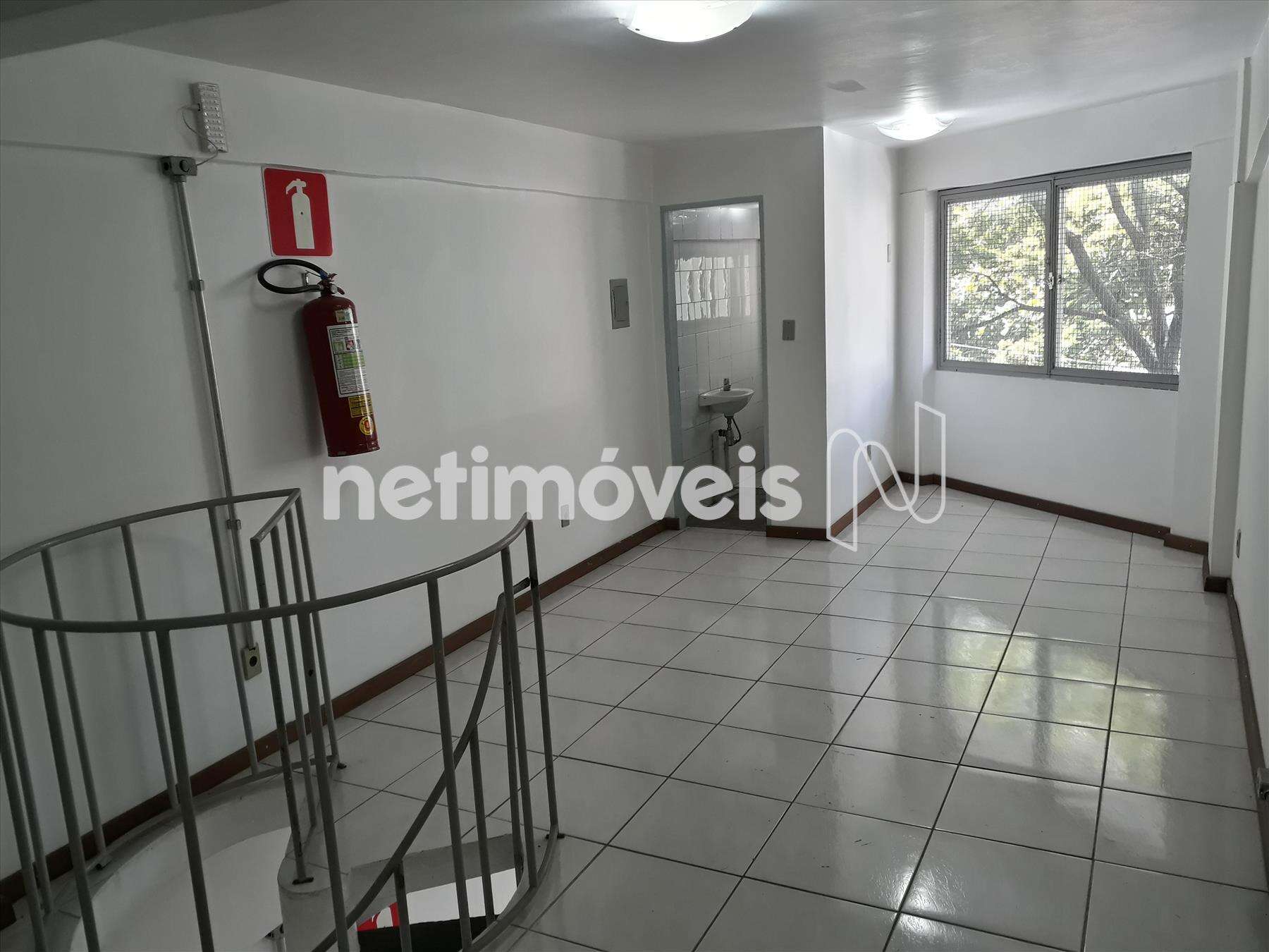 Sala arejada e bem iluminada. 2° piso