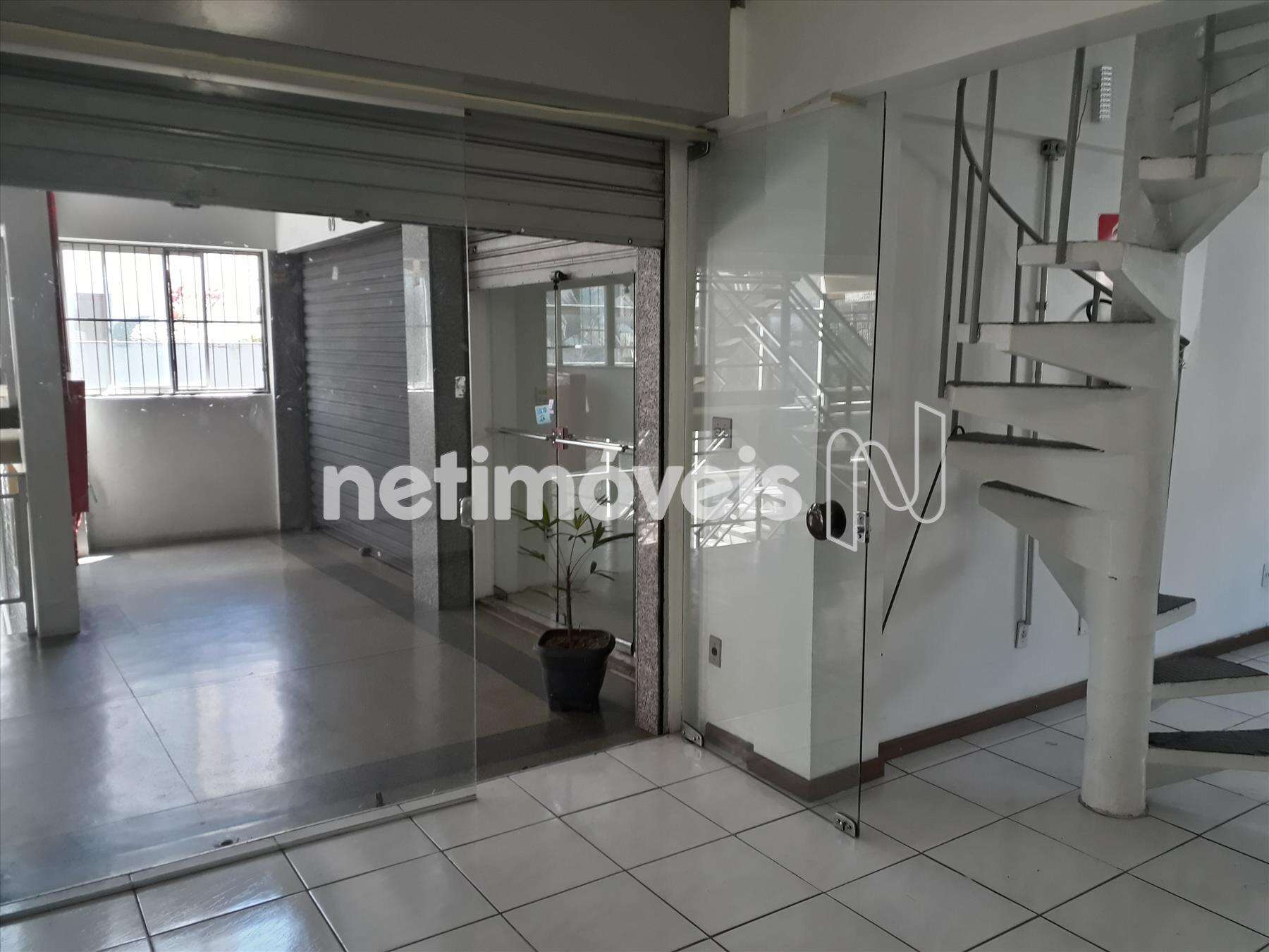 Sala ampla, arejada e bem iluminada. 1° piso