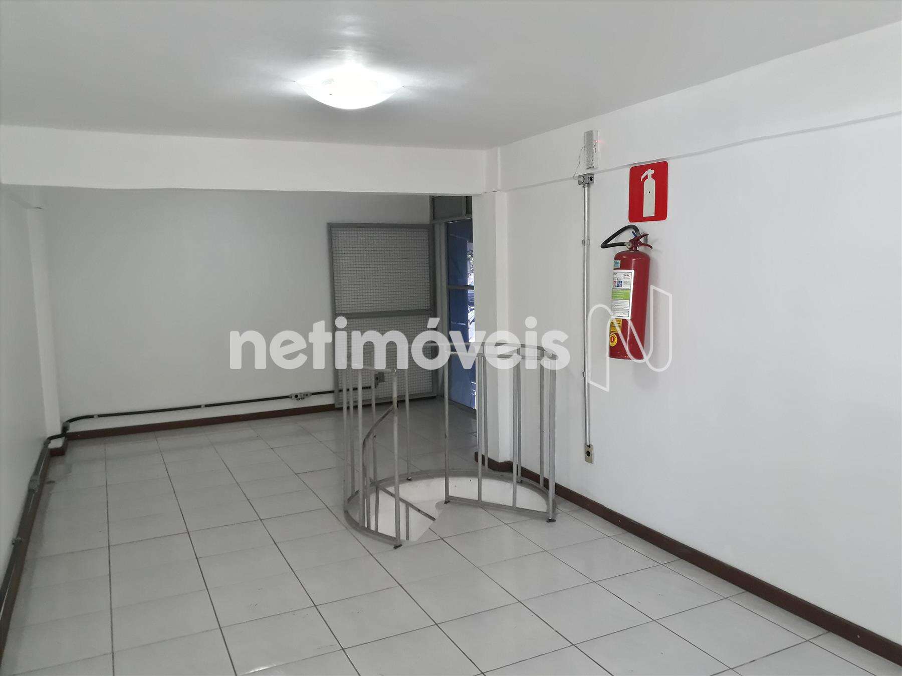 Sala arejada e bem iluminada. 2° piso