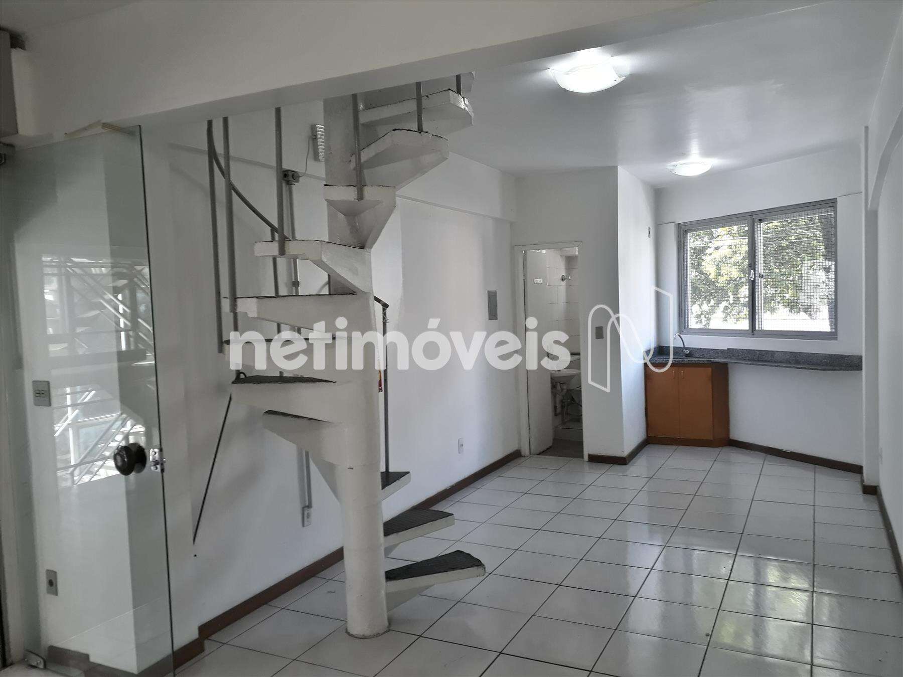 Sala ampla, arejada e bem iluminada. 1° piso