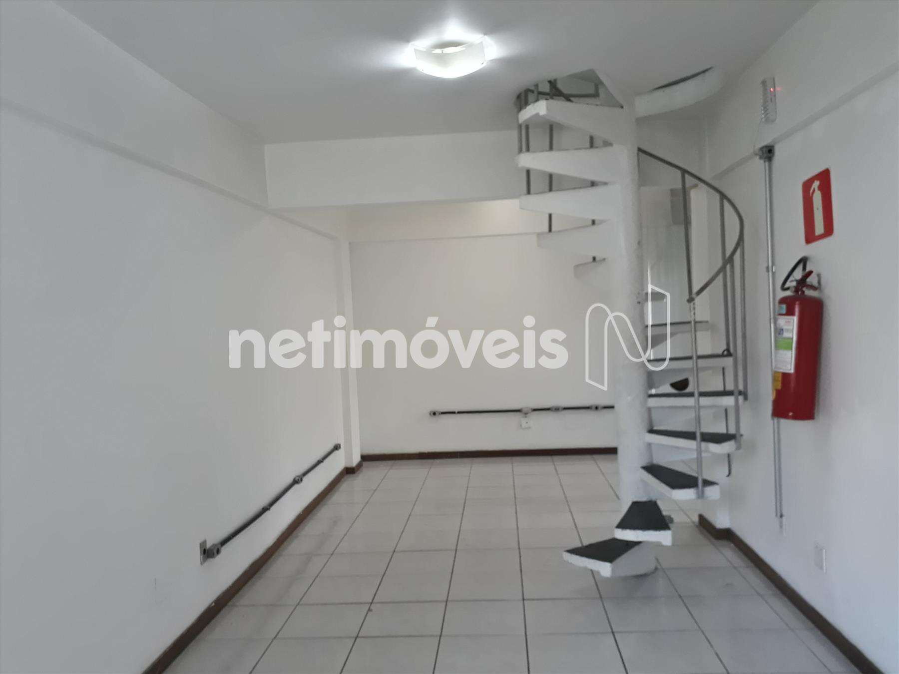 Sala ampla, arejada e bem iluminada. 1° piso