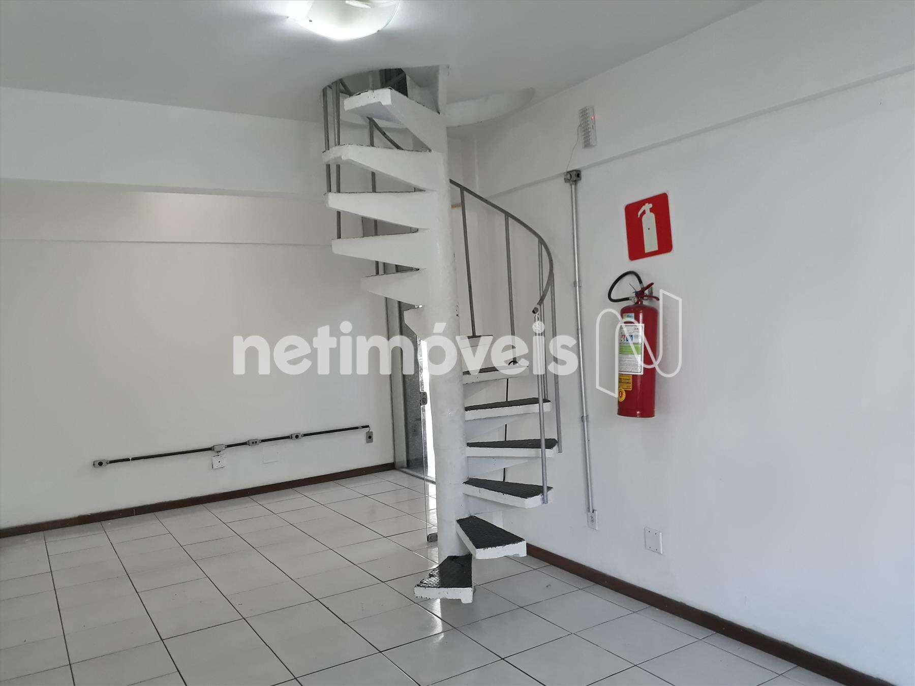 Sala ampla, arejada e bem iluminada. 1° piso