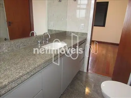 Banheiro suíte com box blindex e armário 