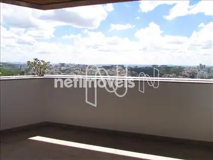 Varanda ampla com vista para a cidade 