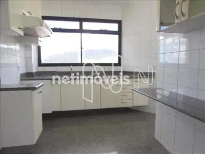 Cozinha ampla com armários e bancadas 
