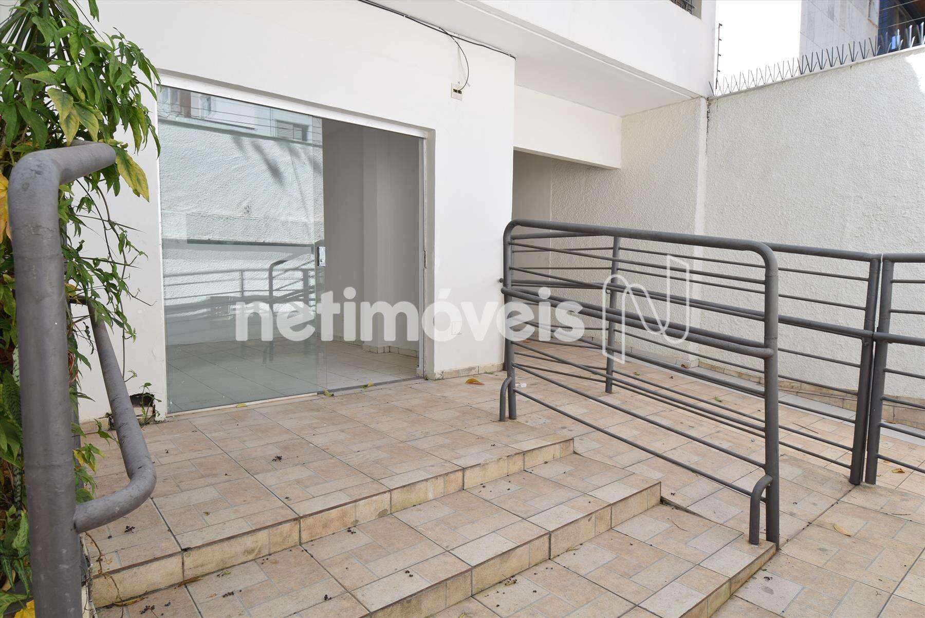  Entrada com acessibilidade: corrimão e rampa