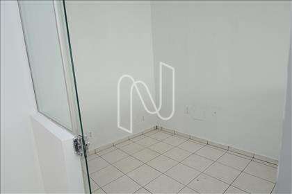 Sala em dry wall com visor em vidro