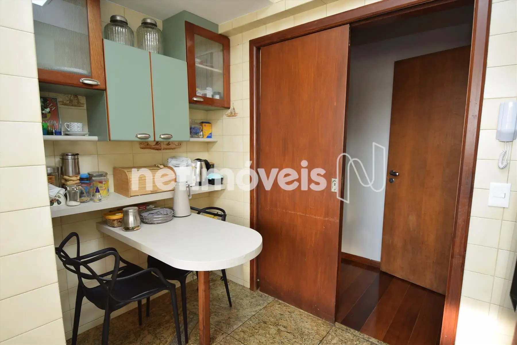 Cozinha com mesa para lanches rápidos