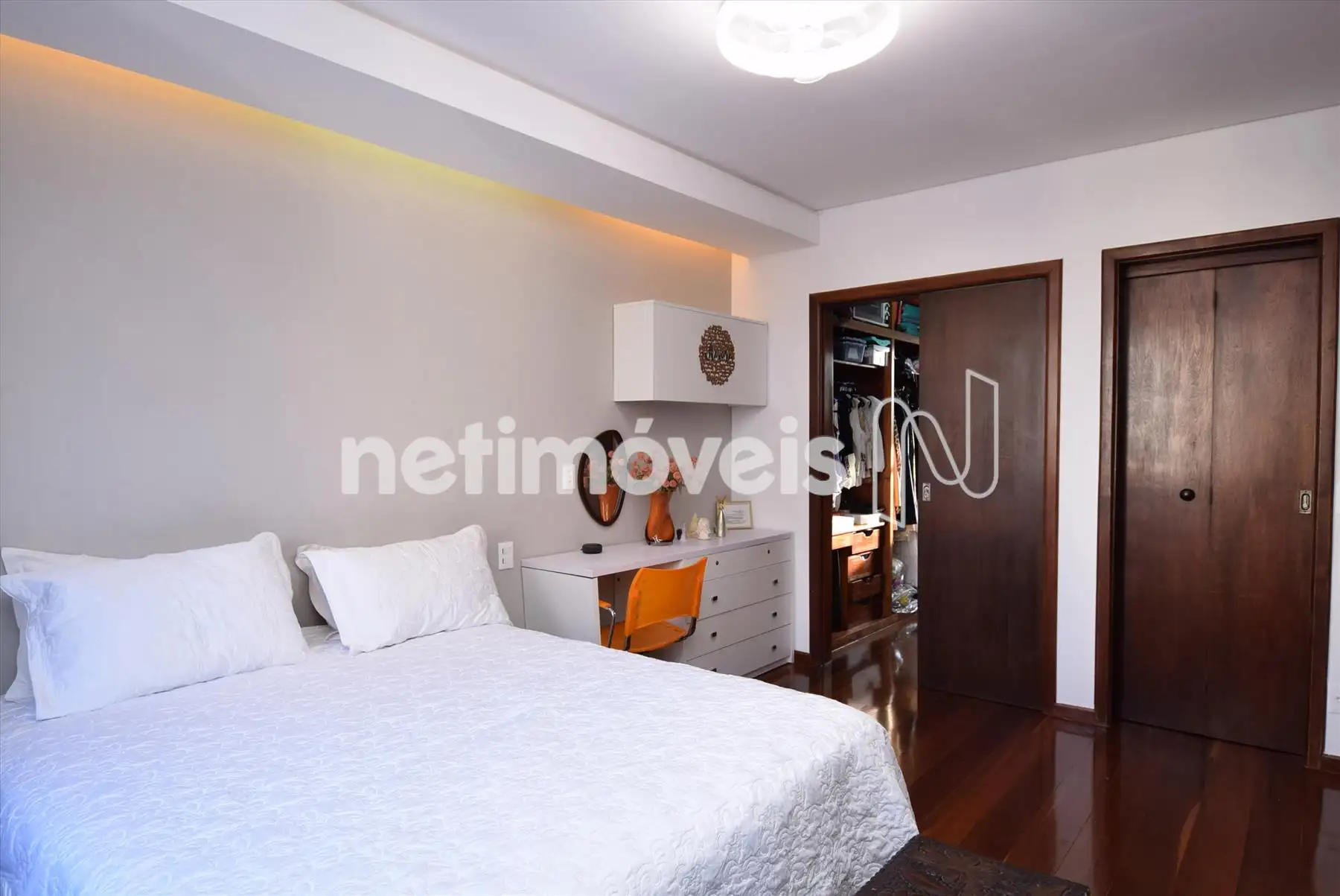 Quarto suíte master com closet e sapateira