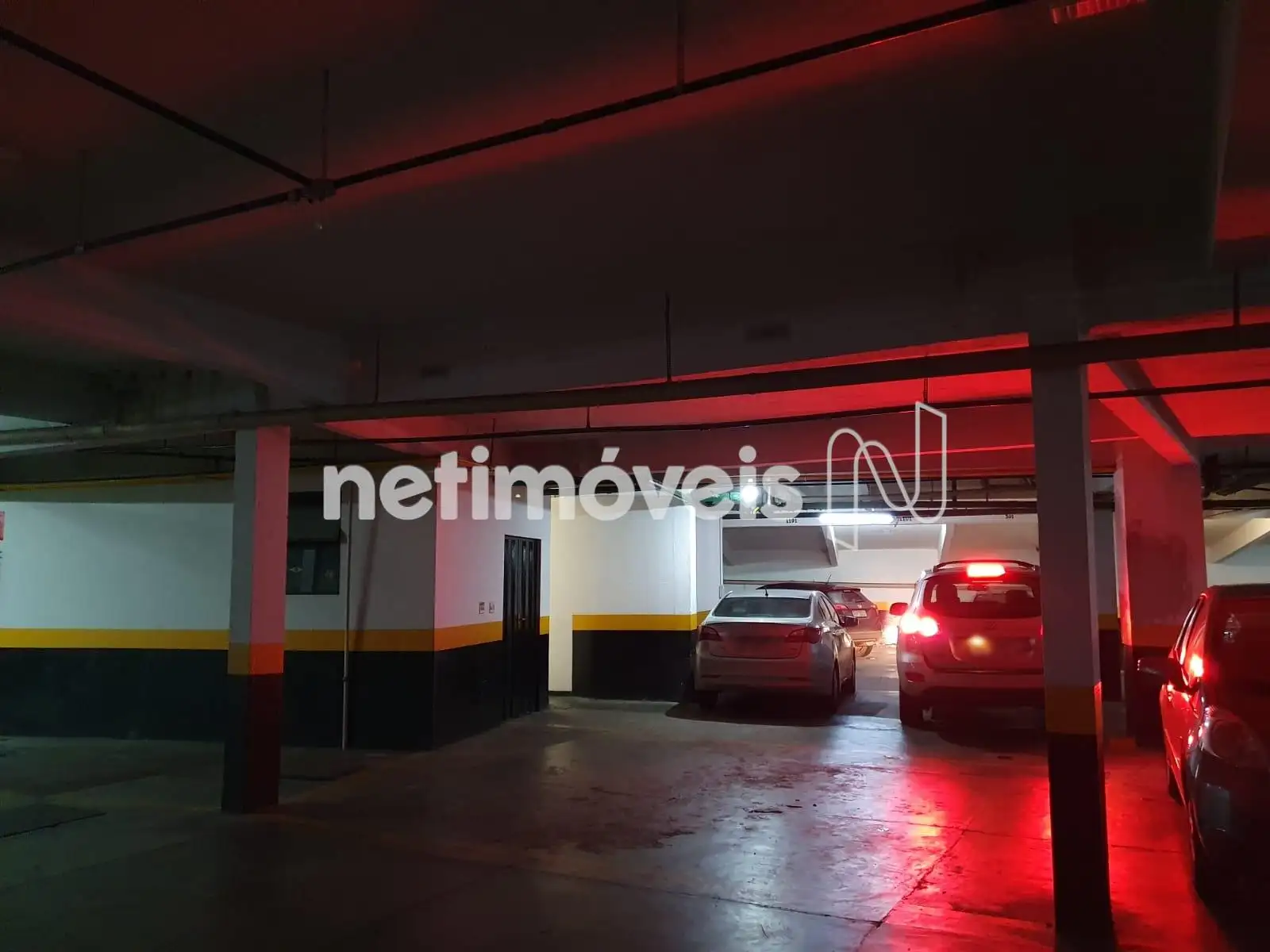 03 vagas de garagem livres e box de despejo