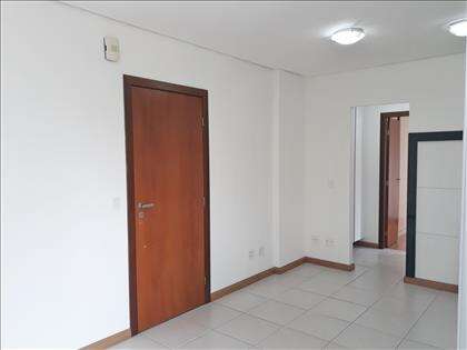 Sala ampla conjugada com cozinha