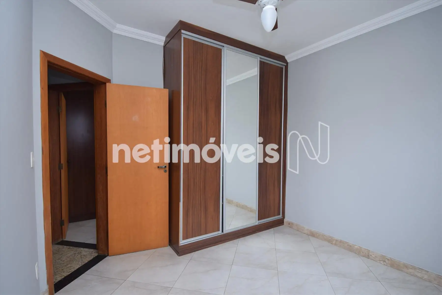 Quarto 04 com armário