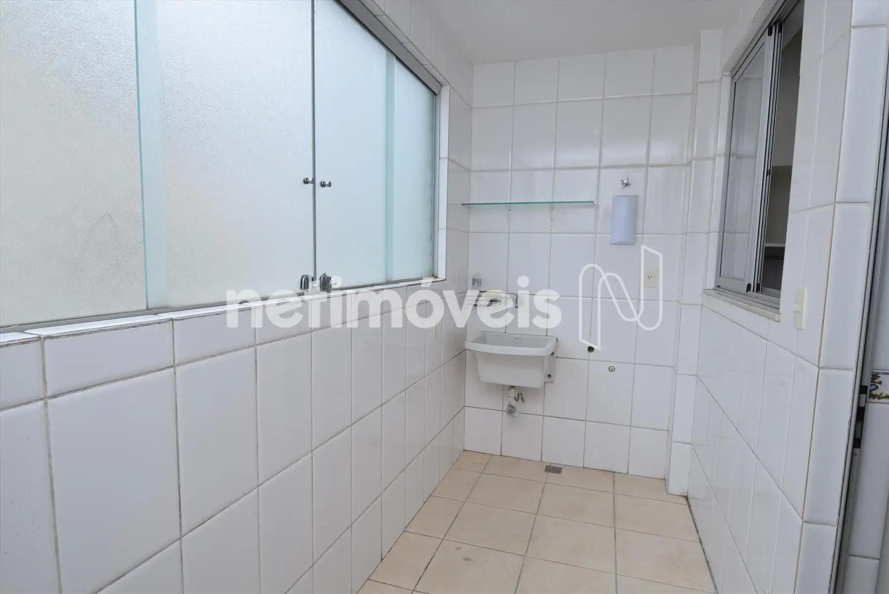 1º pav.: Área de serviço