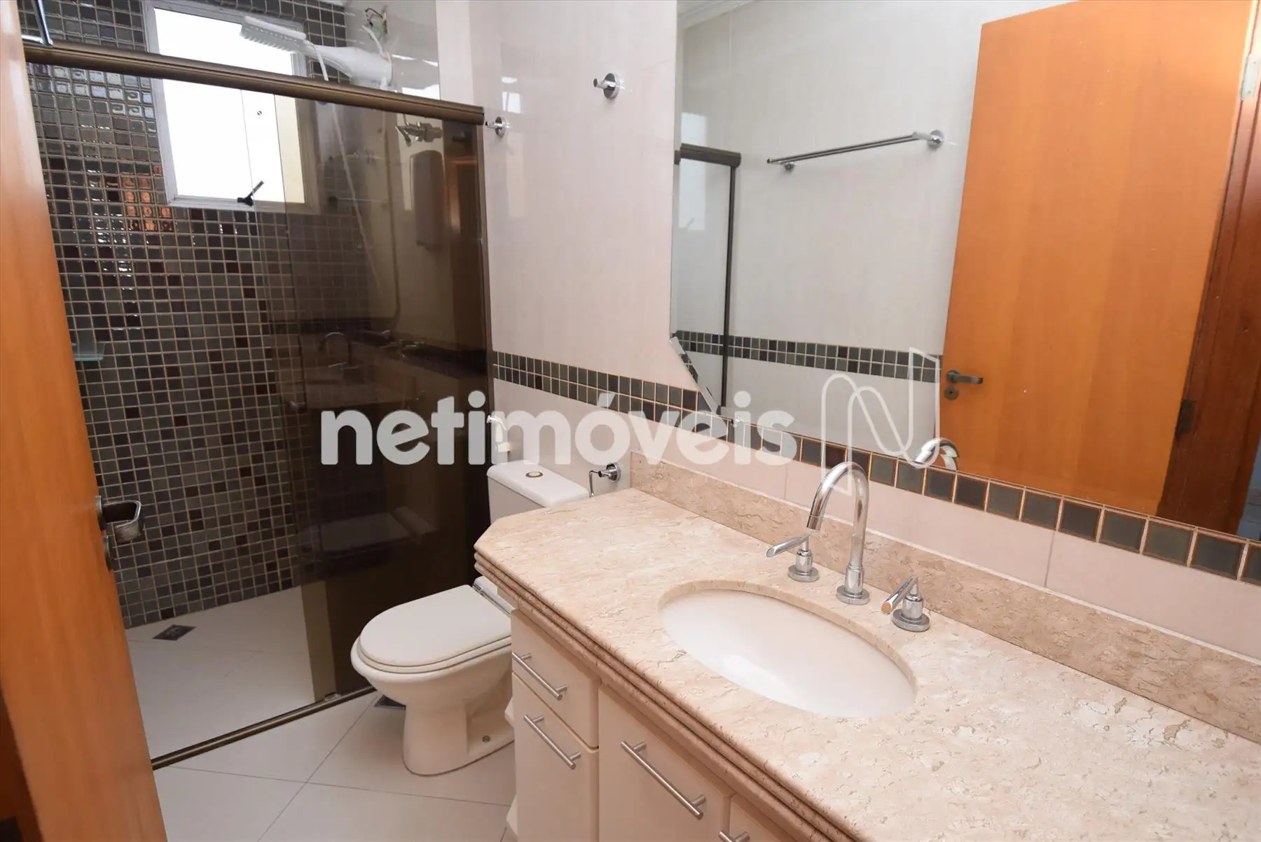 Banheiro socialcom armário e box blindex