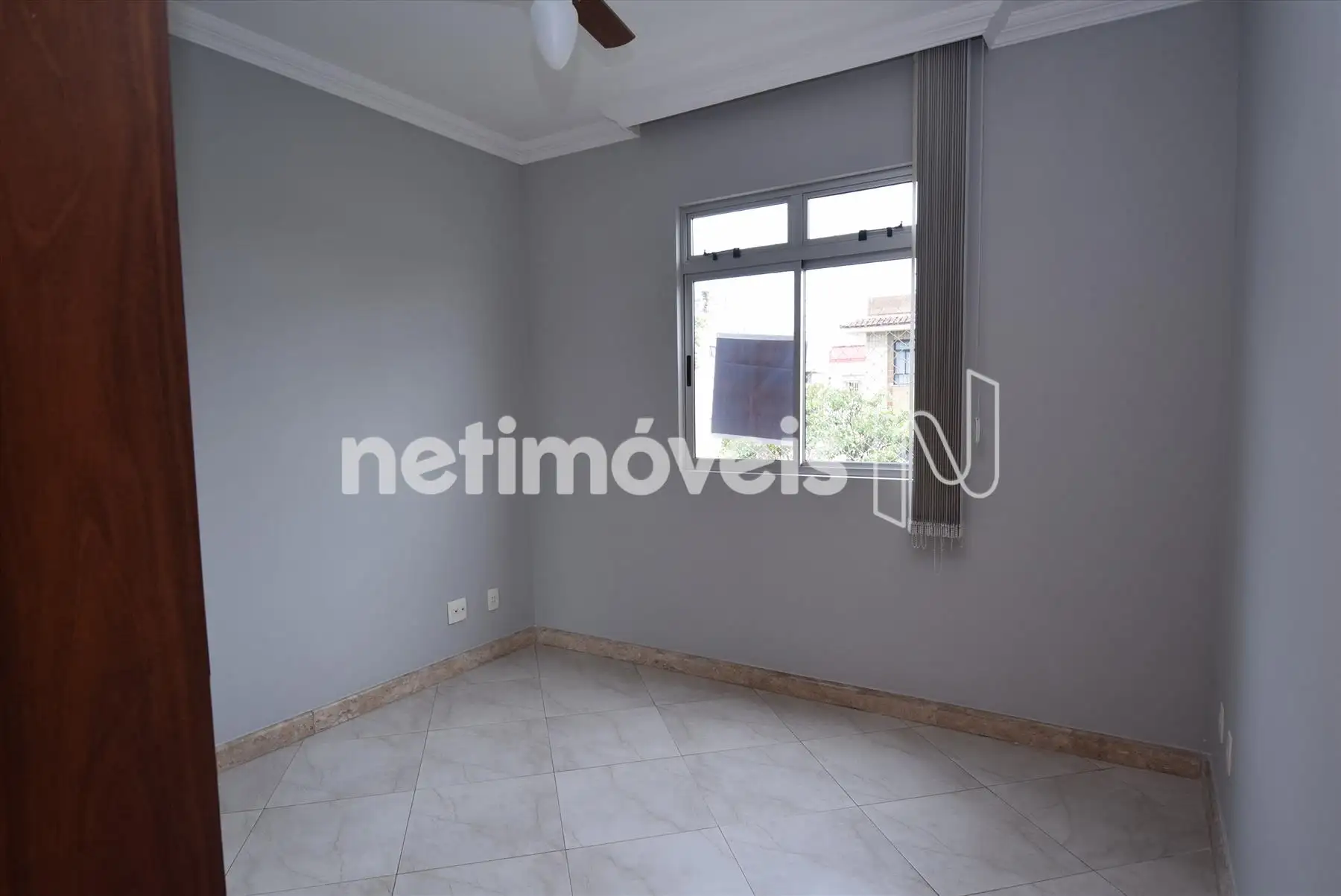 Quarto 04 com armário