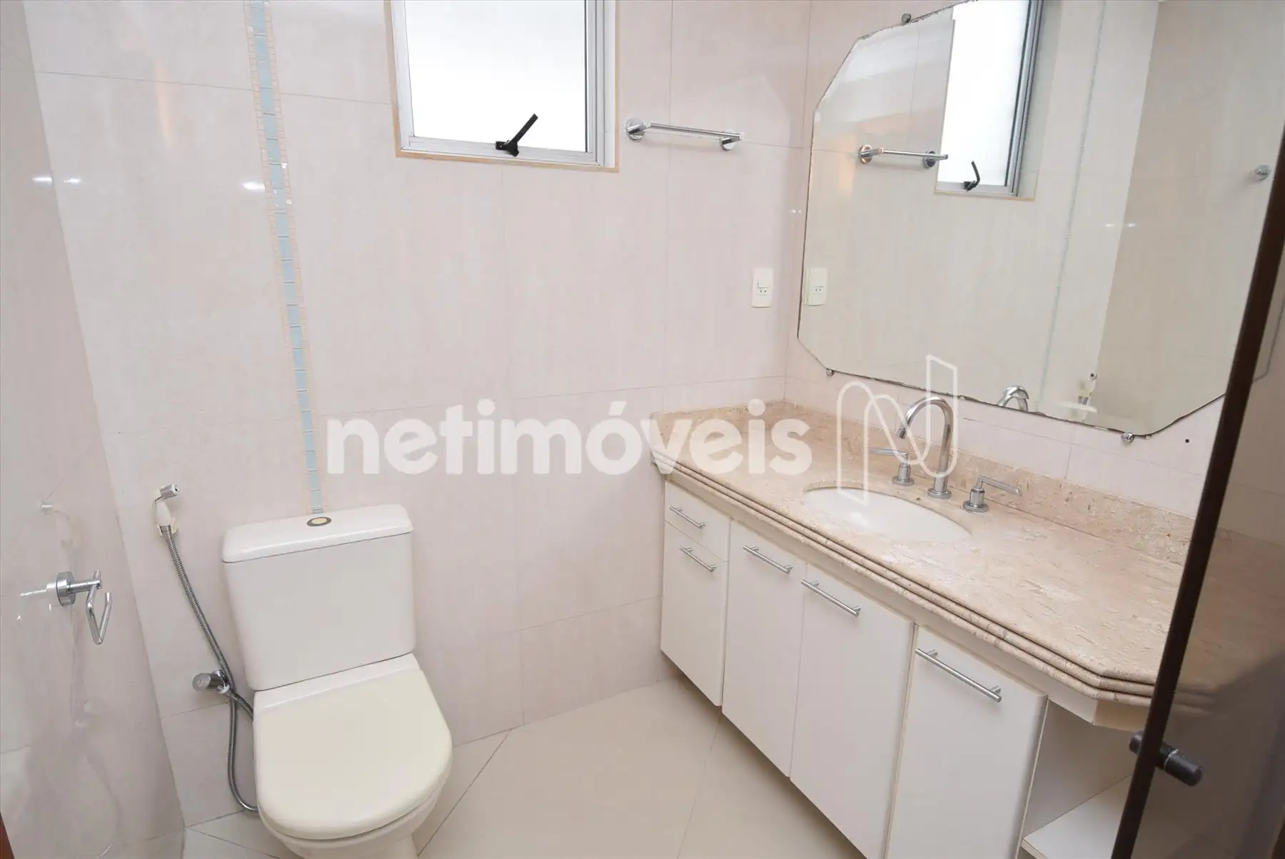 Banheiro suítecom armário e box blindex