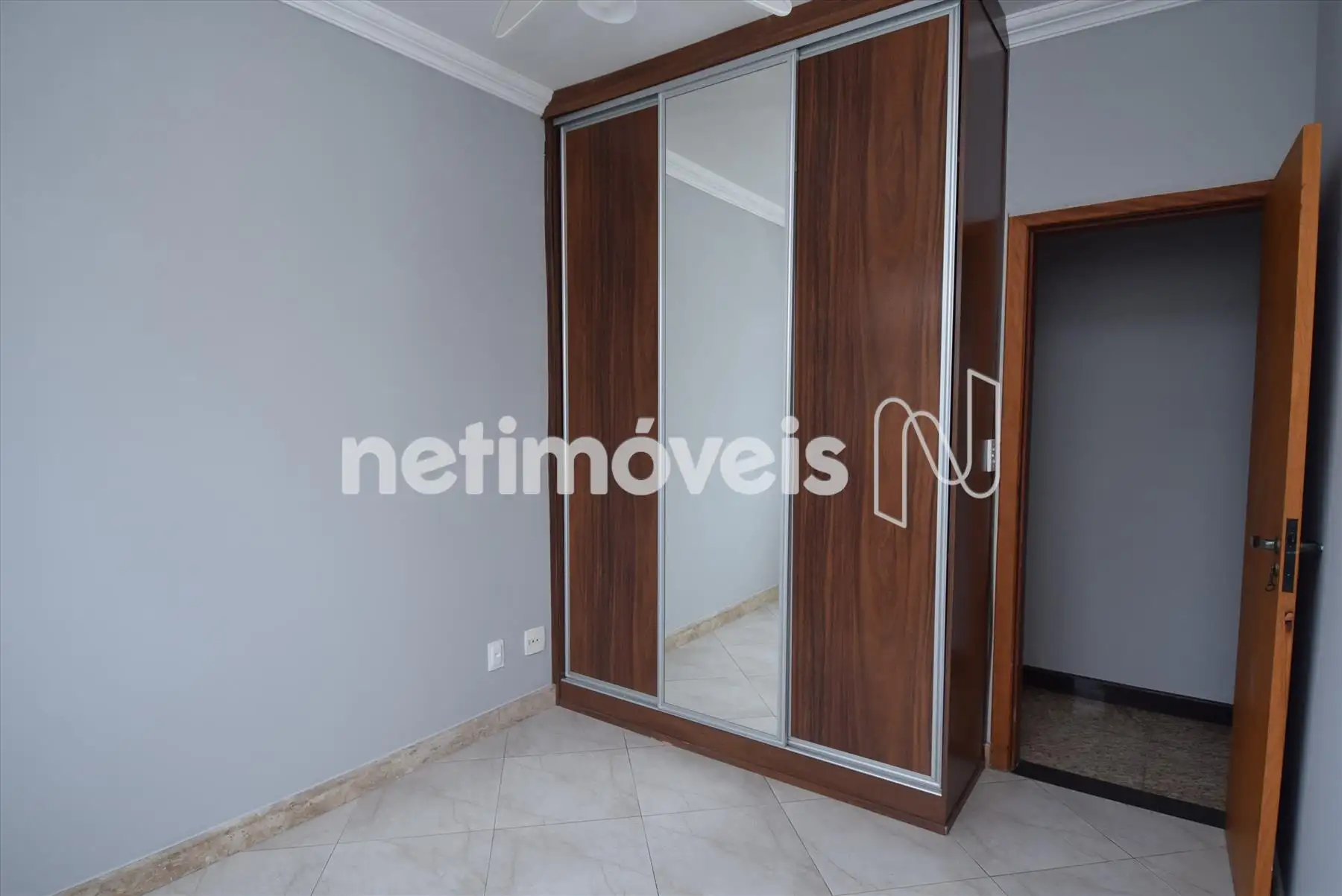 Quarto 04 com armário