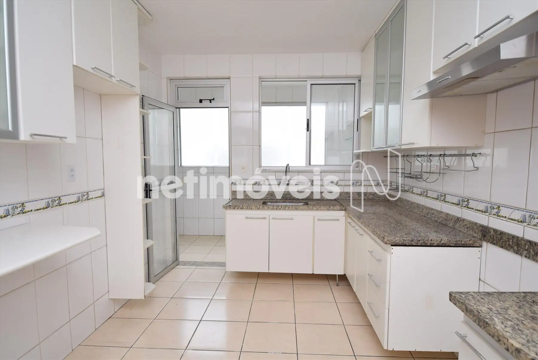 1º pav.: Cozinha com armário 