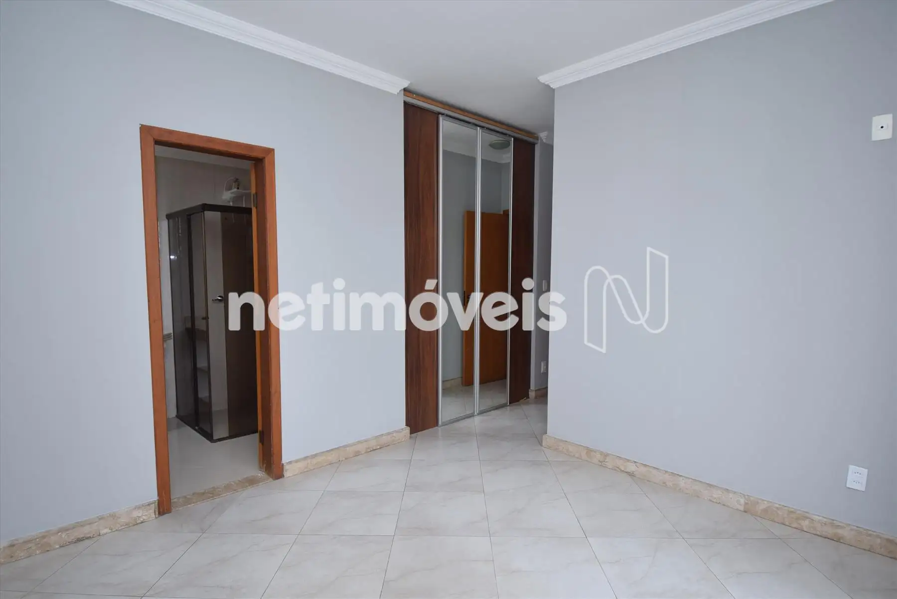 Quarto suíte com armário 