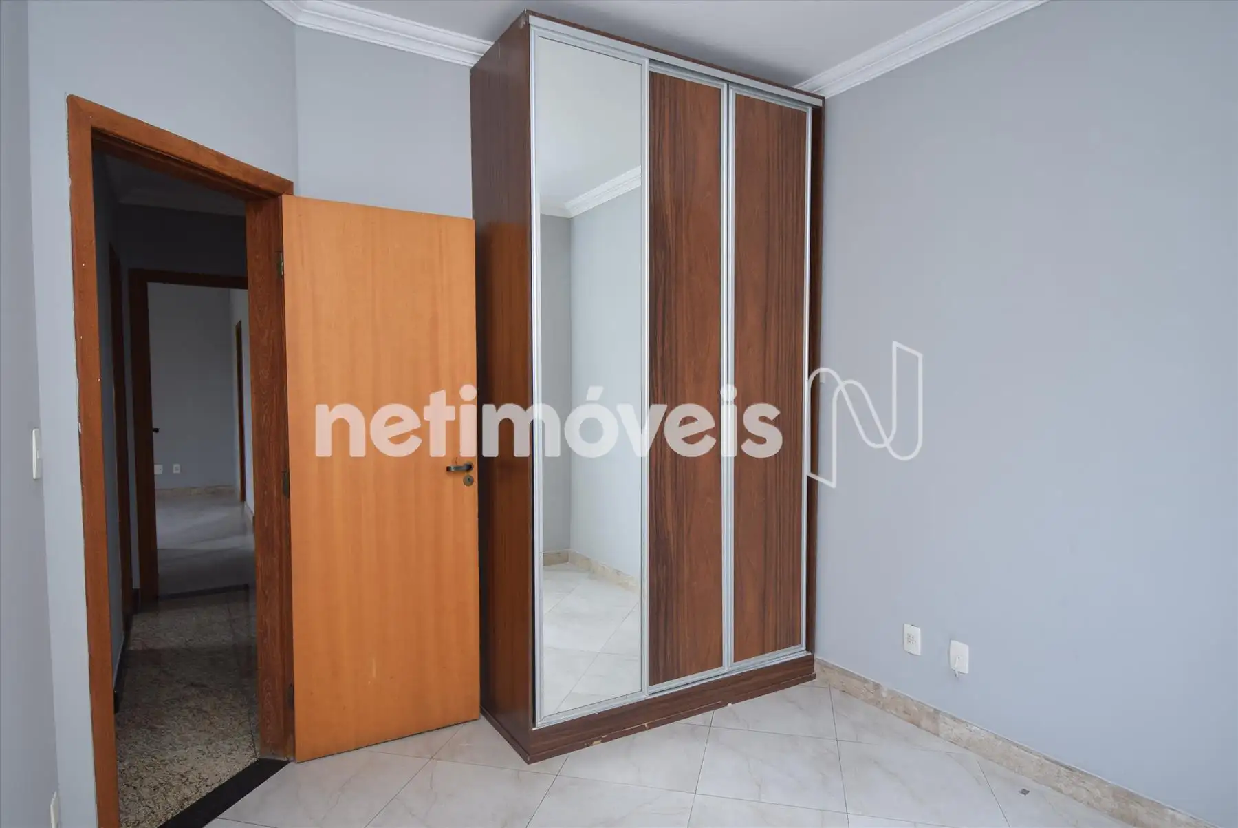 Quarto 03 com armário