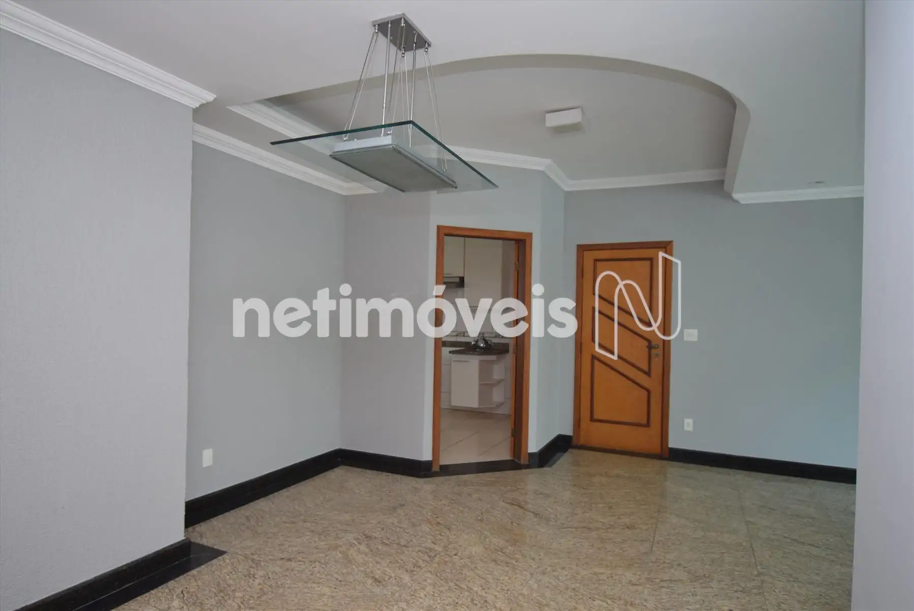 1º pav.: Sala para 02 ambientes