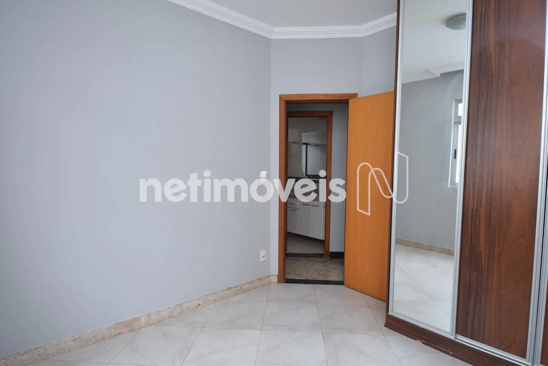 Quarto 02 com armário