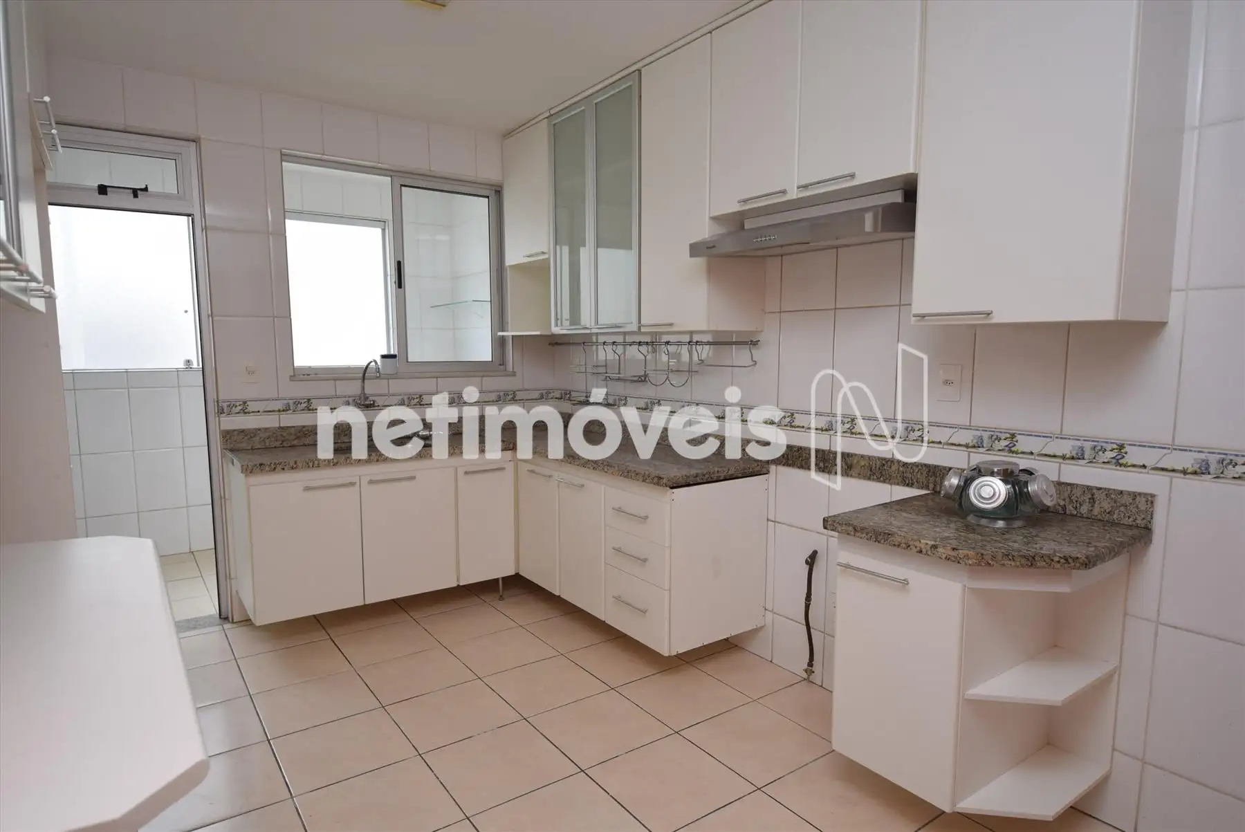 1º pav.: Cozinha com armário