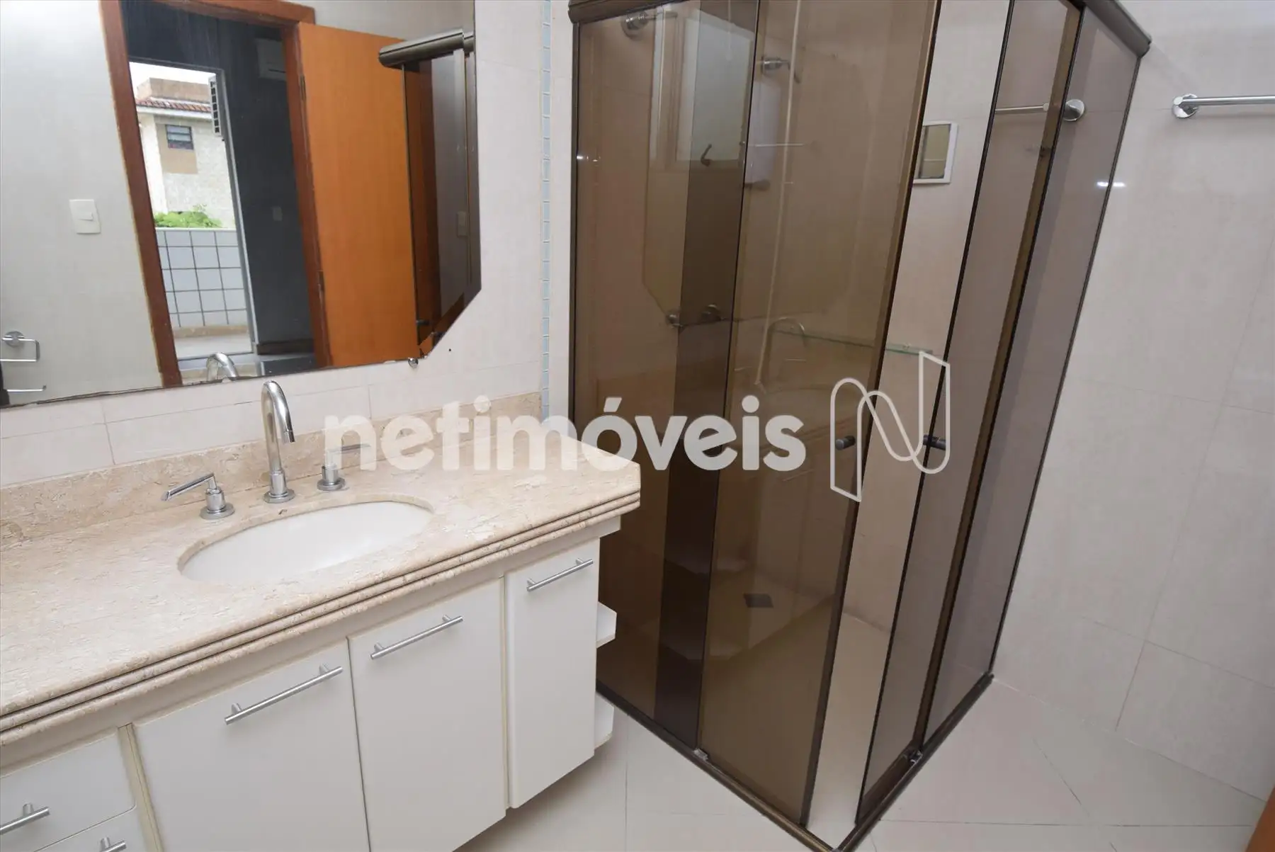 Banheiro suítecom armário e box blindex