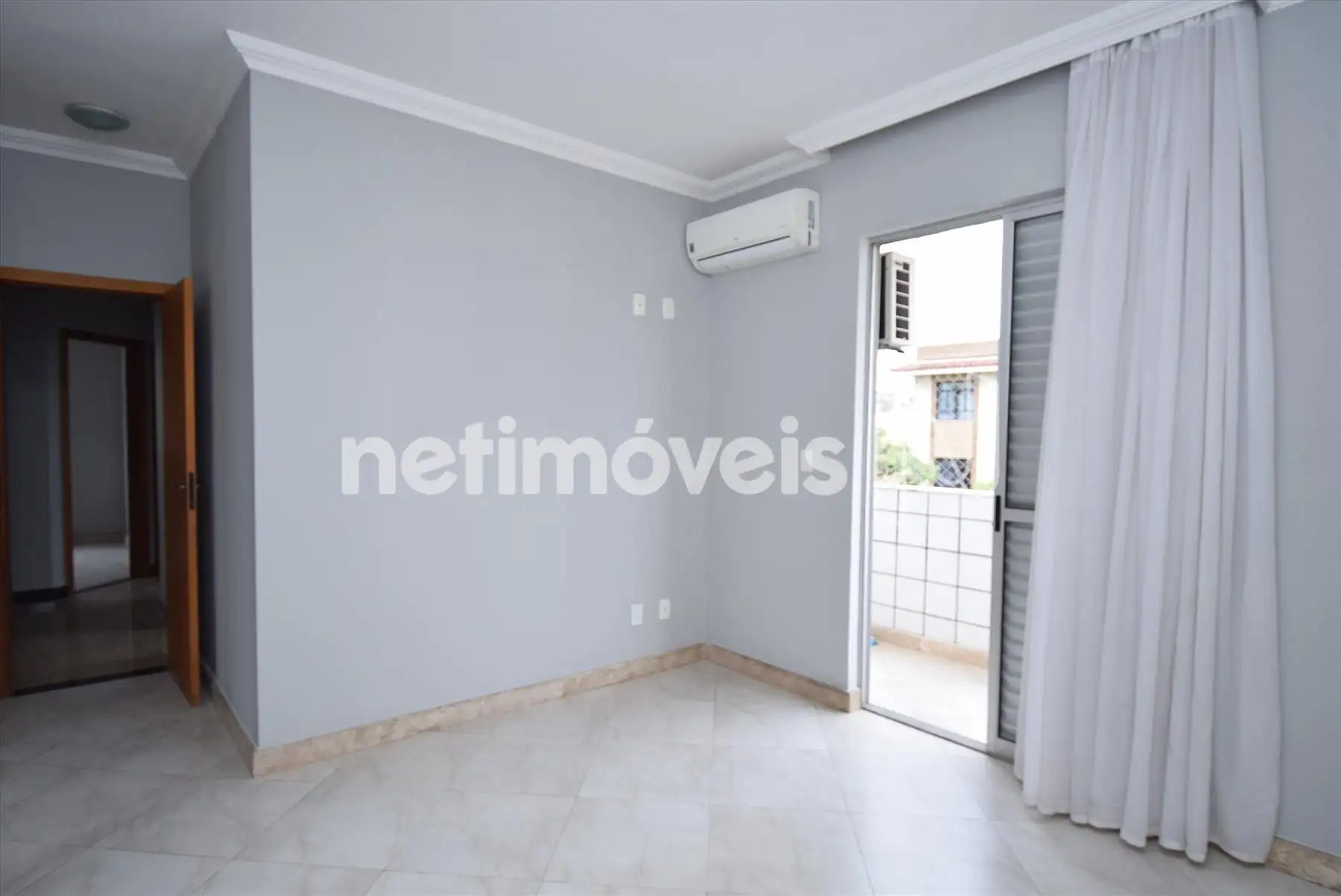 Quarto suíte com varanda e ar condicionado