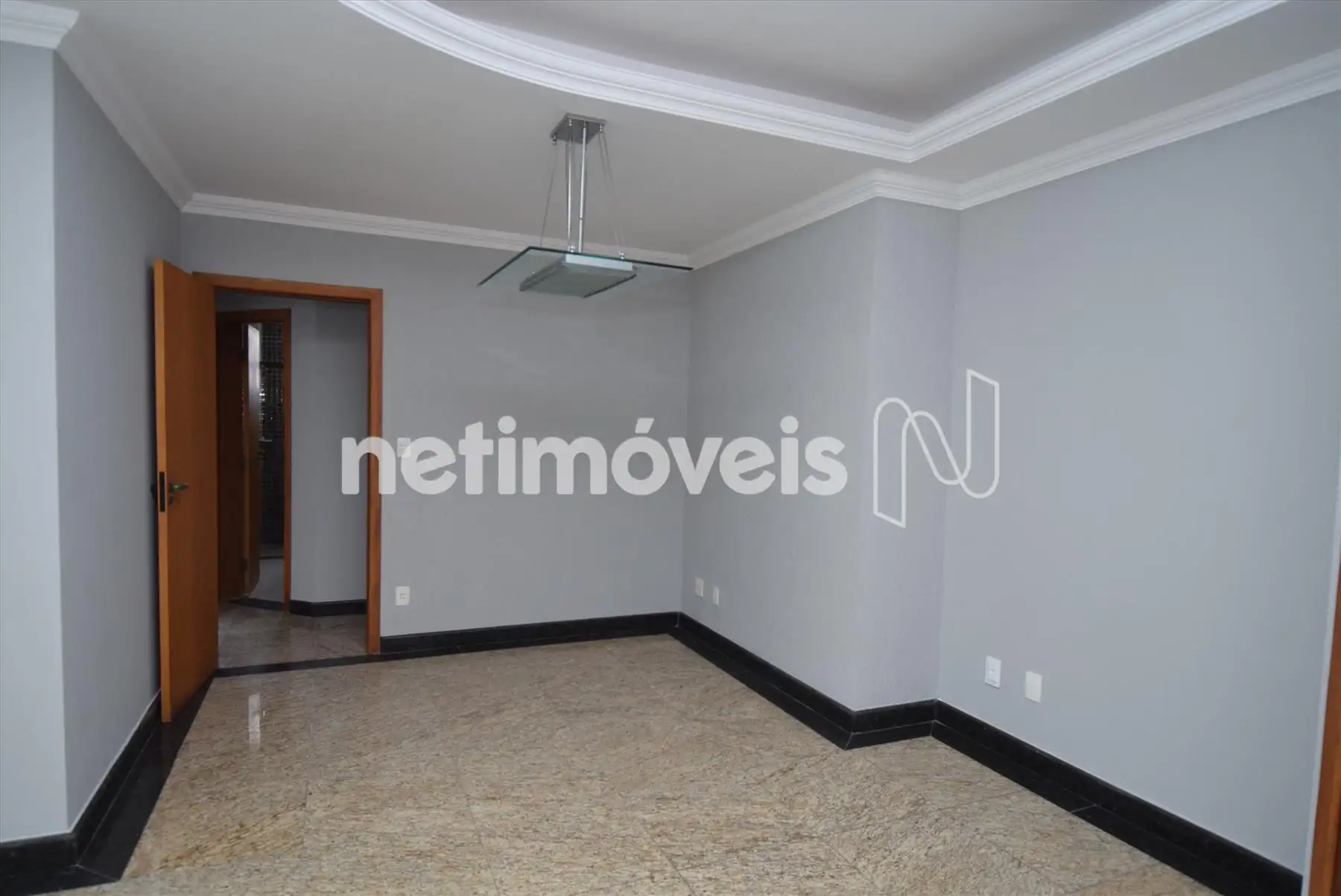 1º pav.: Sala para 02 ambientes