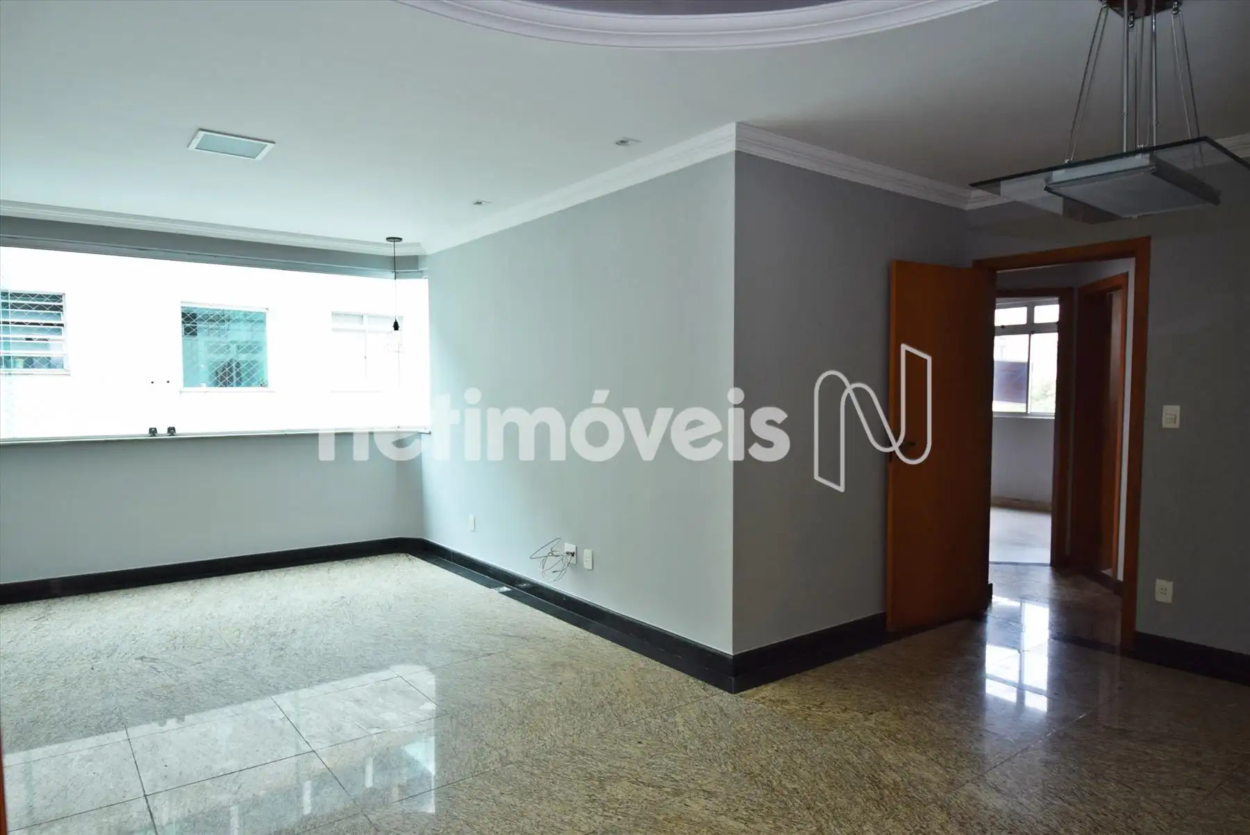 1º pav.: Sala para 02 ambientes