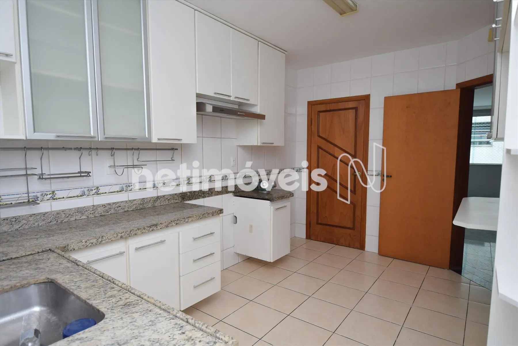 1º pav.: Cozinha com armário 