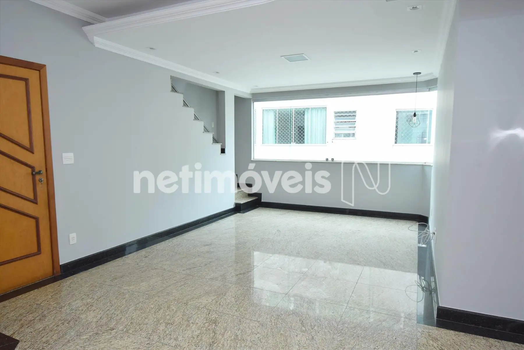 1º pav.: Sala para 02 ambientes