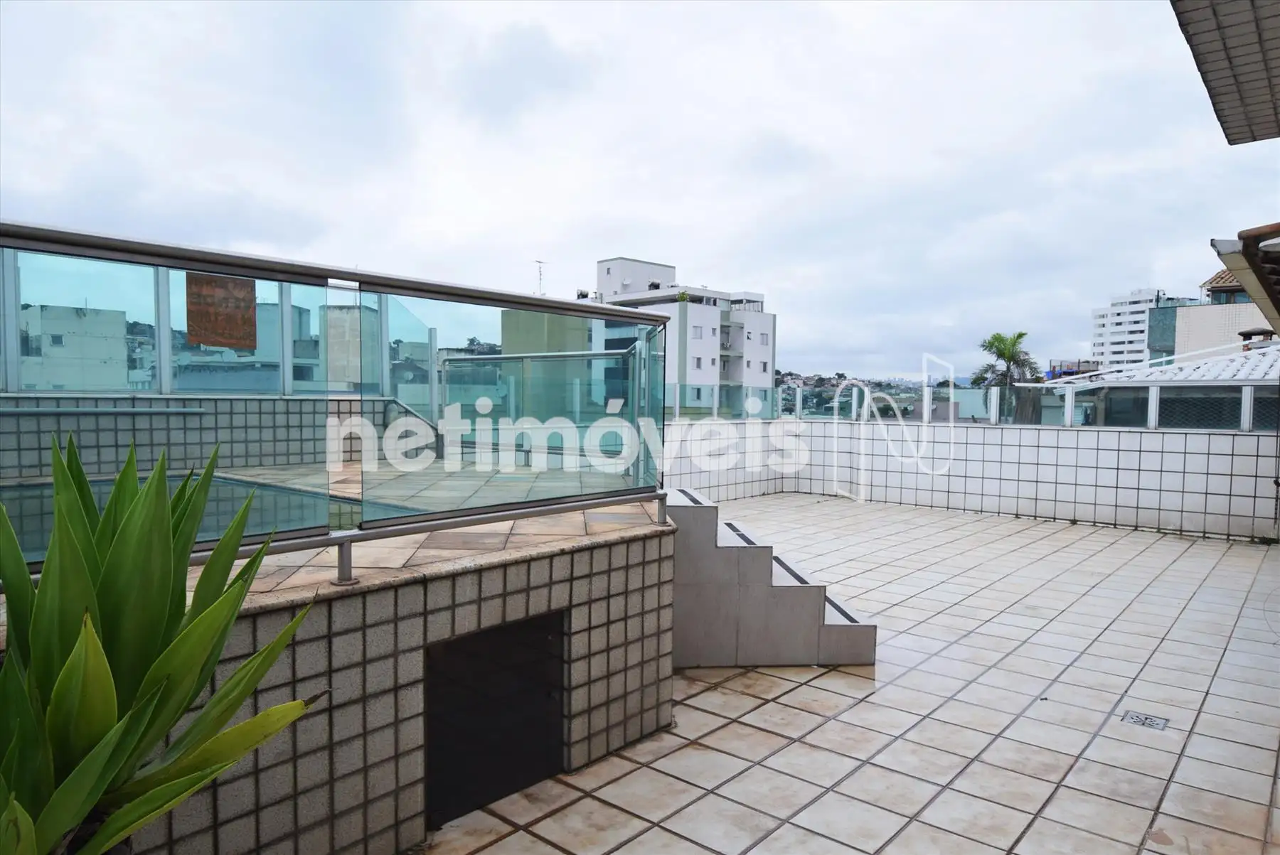 Terraço com piscina