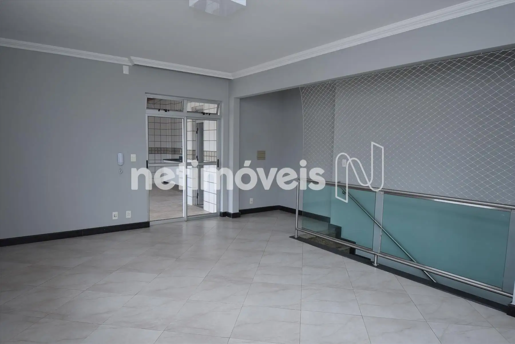 2º pav.: Sala para 02 ambientes