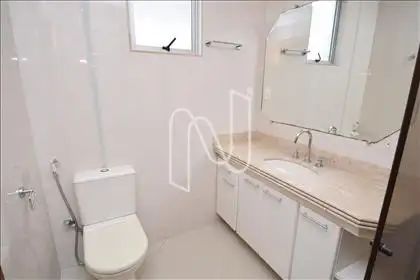 Banheiro suíte com armário e box blindex