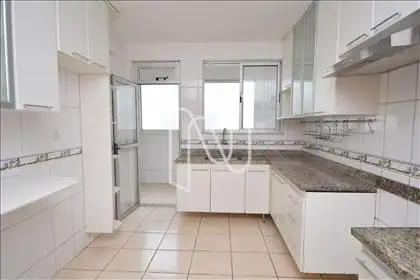 1º pav.: Cozinha com armário 