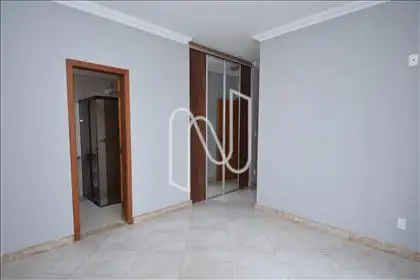 Quarto suíte com armário 