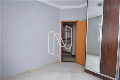 Quarto 02 com armário